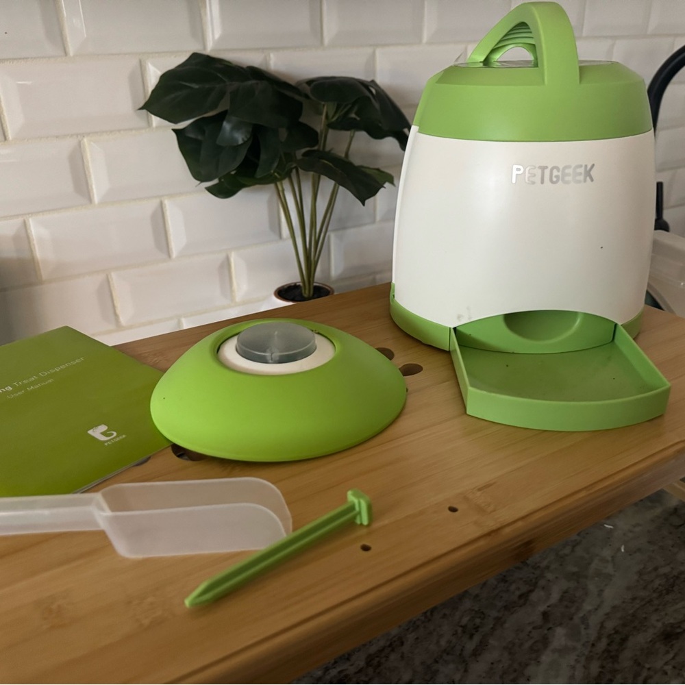 PetGeek IQ Training Treat Dispenser in Green and White